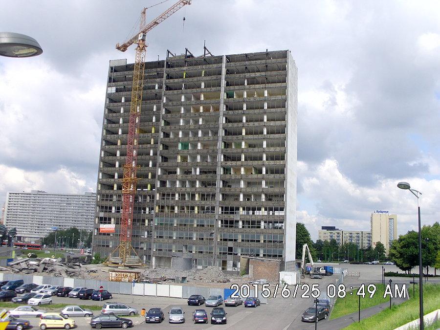 Trwa rozbiórka najwyższych pięter wieżowca przy Rondzie w Katowicach