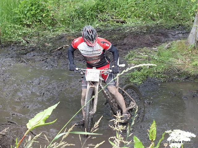 Paskudny ten błotny rów. Urok MTB :)
