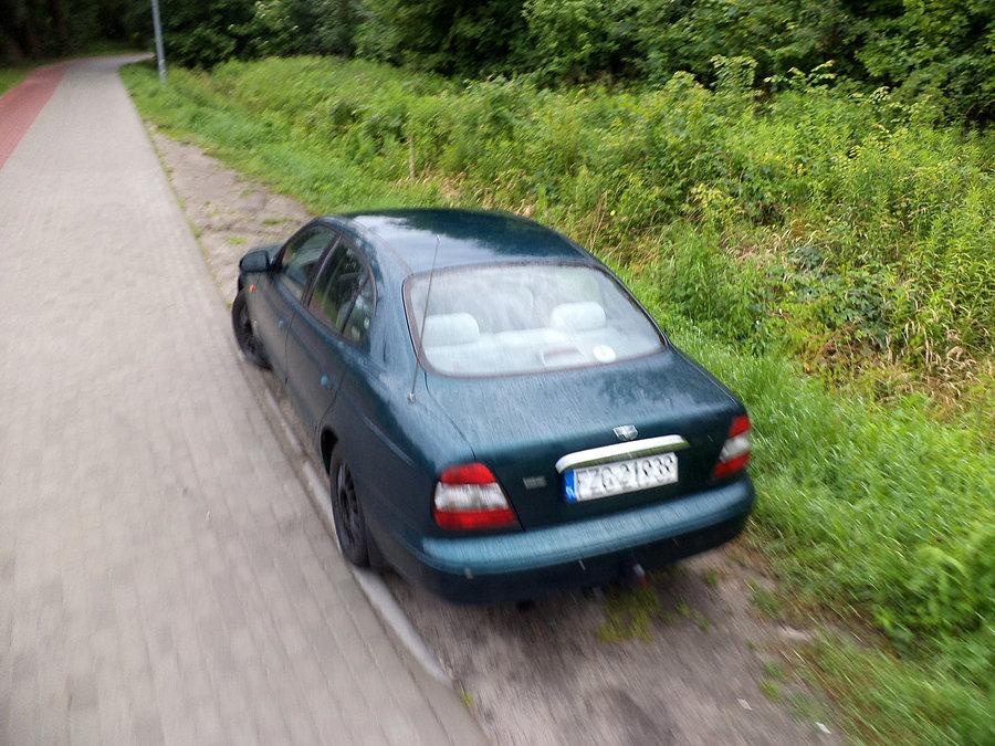 Samochody jak zabawki - typowy widok z Żyrafy
