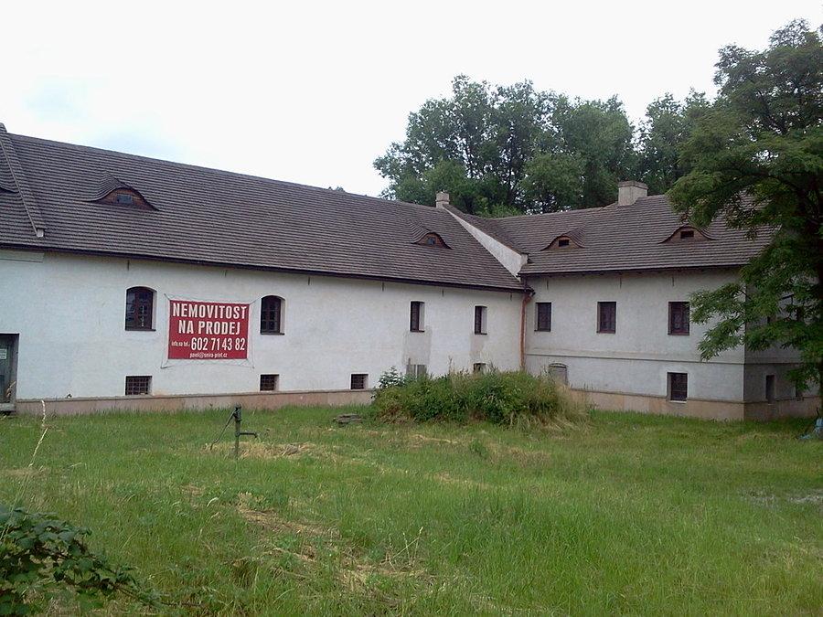 Odnowiony budynek obok