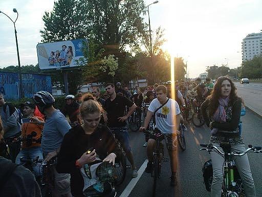 Wieczorne słońce zachodząc nad masą suszy wilgotne plecy uczestników