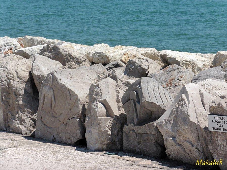 Caorle, rzeźbiony falochron