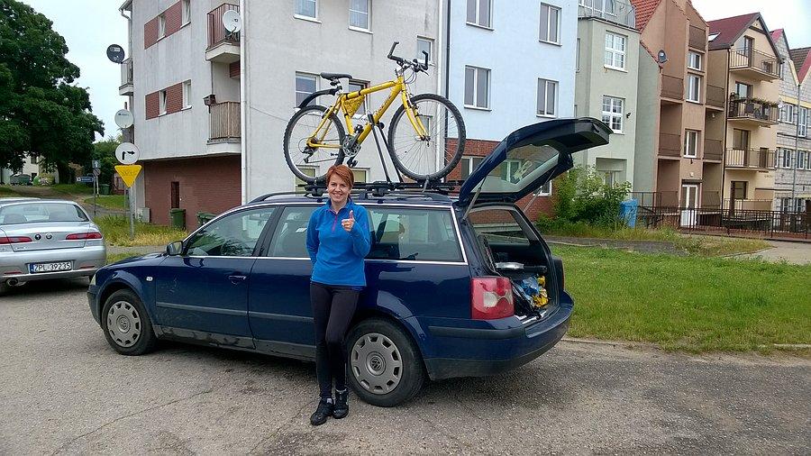 Przed domem Agi. Rower już na dachu