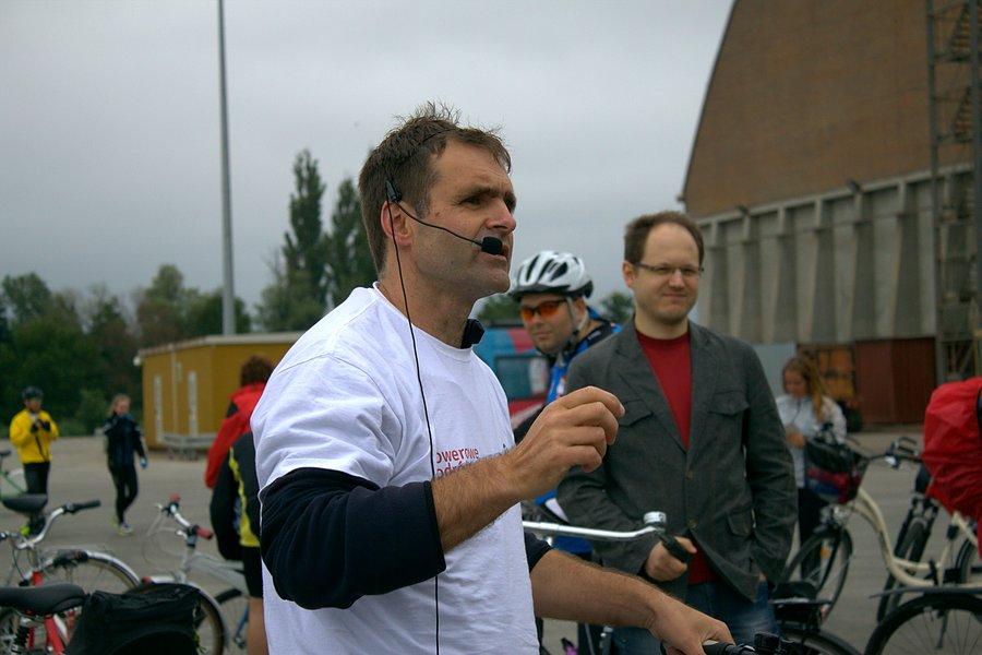 Przewodnik Michał Rembas opowiada o historii elewatora "Ewa"