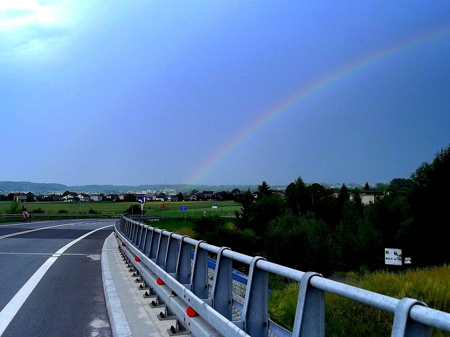 Olza z wiaduktu, gdzieś tam dalej, pada