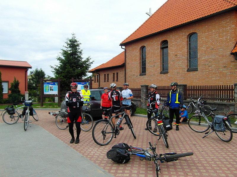 Zbiórka przy kościele w Kaliskach