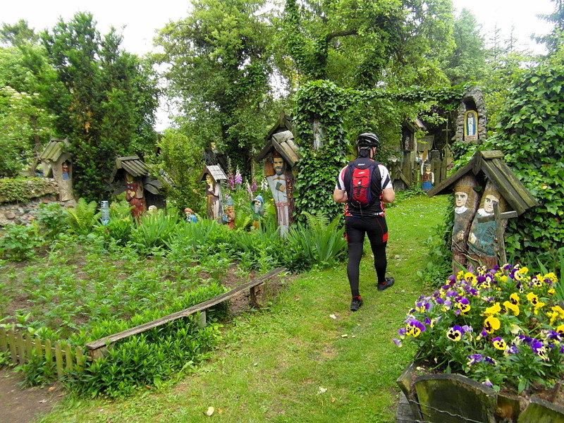 Prywatny skansen twórcy ludowego Józefa Chełmowskiego w Brusach Jaglie