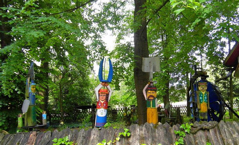 Prywatny skansen twórcy ludowego Józefa Chełmowskiego w Brusach Jaglie