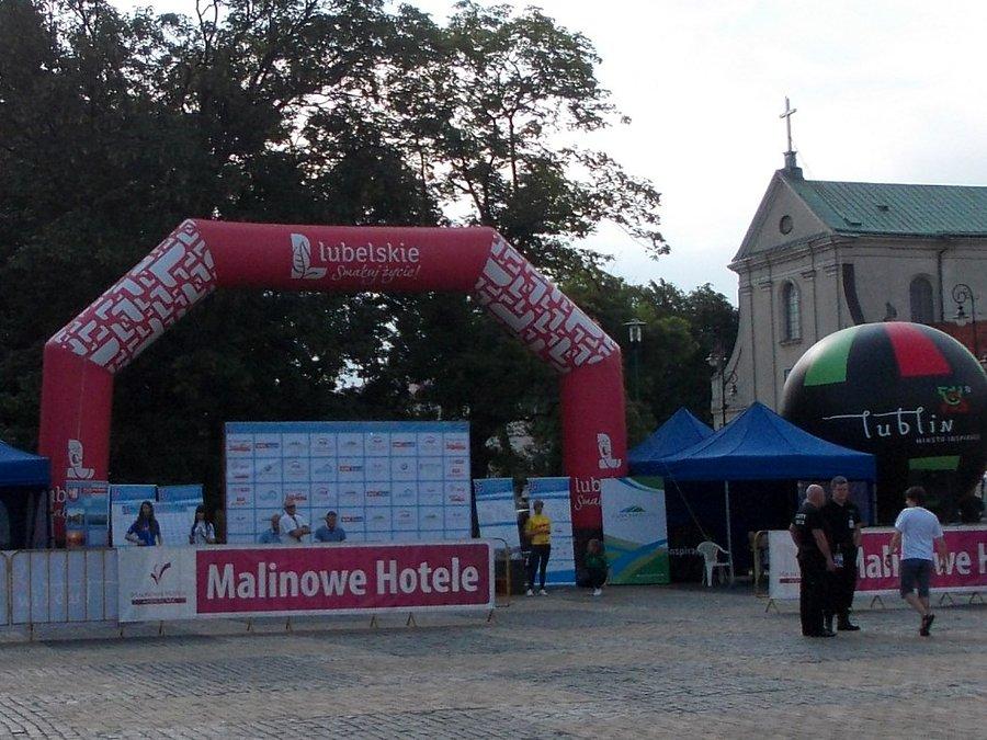 Przygotowania do startu pierwszego etapu Międzynarodowego Wyścigu Kolarskiego "Solidarności" i Olimpijczyków