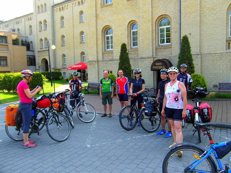Grupa niemiecka odprowadzona pod sam hotel - Gdańsk