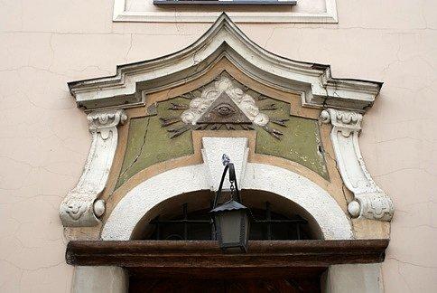 Detal nad wejściem do kamienicy