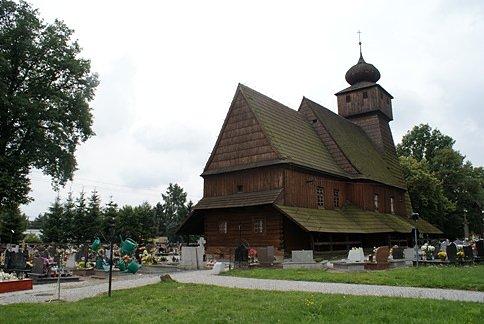 Wokół kościoła cmentarzyk parafialny
