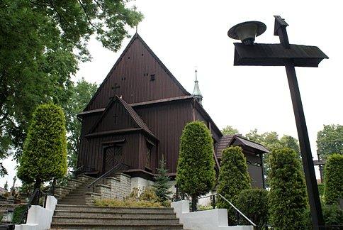 I tu znów, wokół niego jest cmentarz parafialny