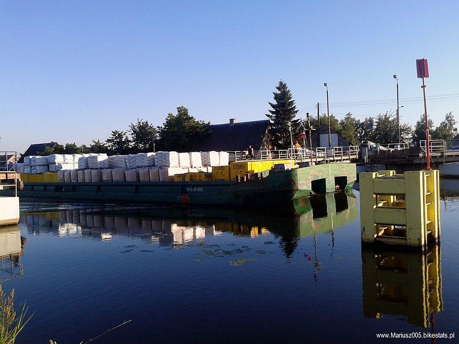 Barka eksportująca towary z elbląskiego portu do obwodu kaliningradzkiego