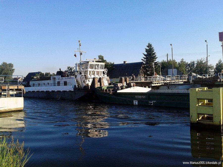 Barka eksportująca towary z elbląskiego portu do obwodu kaliningradzkiego
