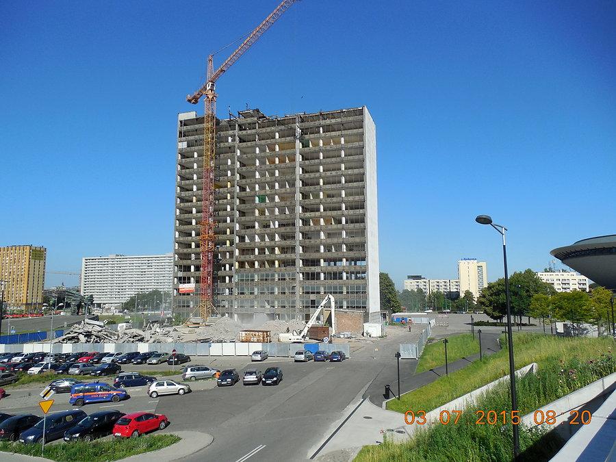 Zmniejsza się (wieżowiec przy Rondzie)