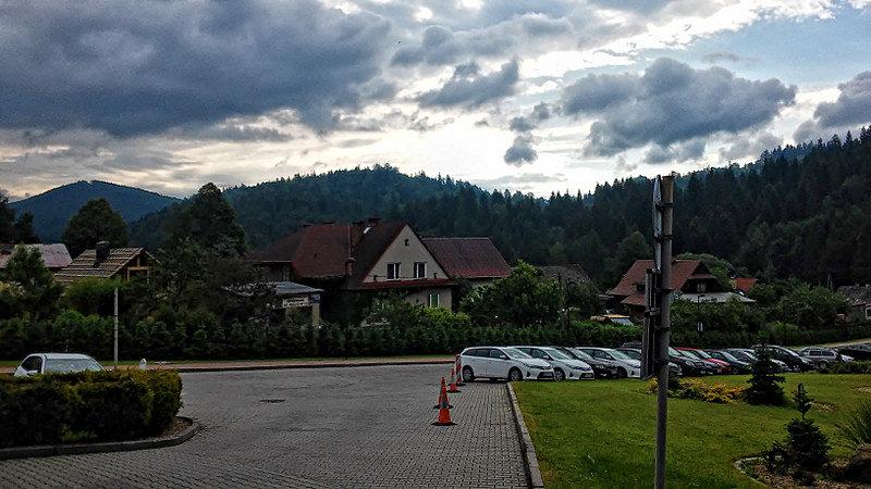 Ciemne chmury nad szczytami