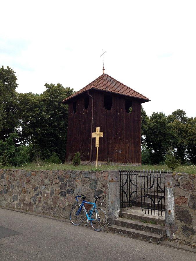 Drewniana dzwonnica z 1825 r. przy kościele