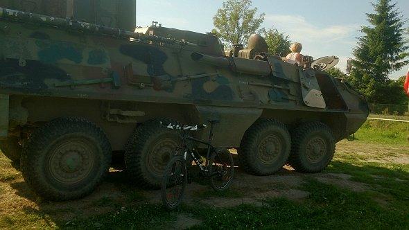 Rower przy transporterze opancerzonym