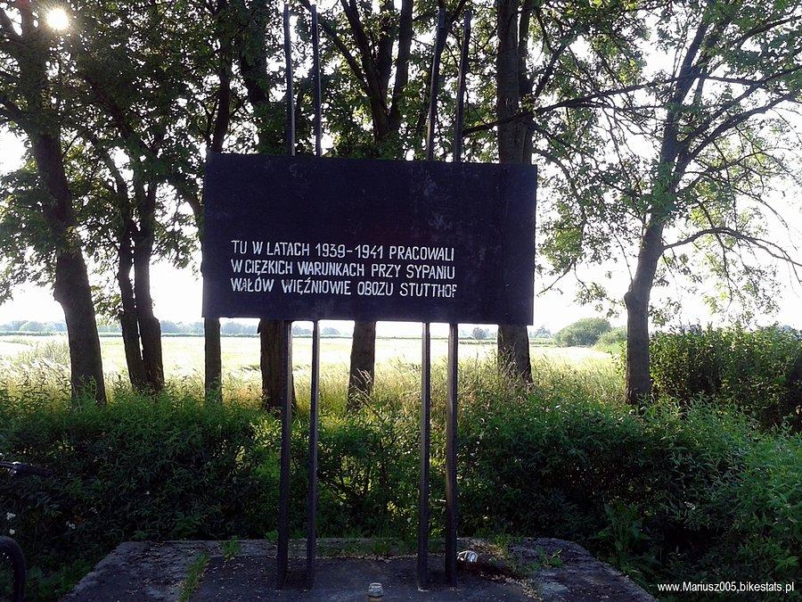 Tablica upamiętniająca więźniów obozu koncentracyjnego