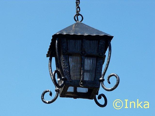 Lampion przed kościołem