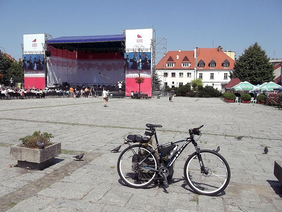 Jakaś impreza na rynku w Myślenicach