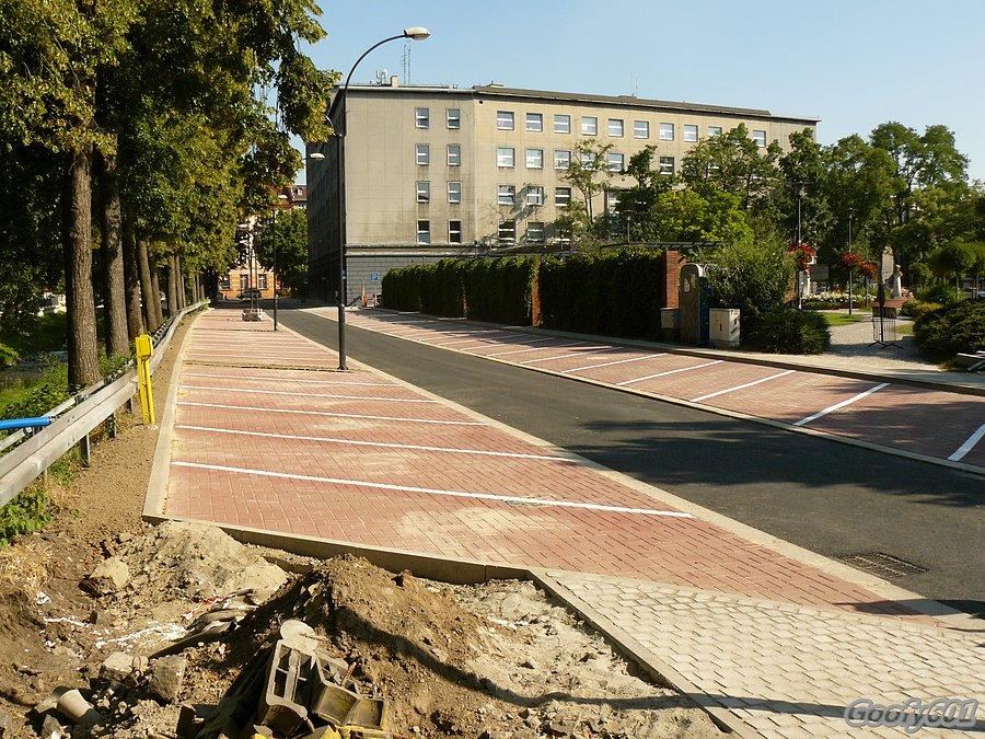 Pod Urzędem Miasta nowe miejsca parkingowe. W najdroższej strefie :P