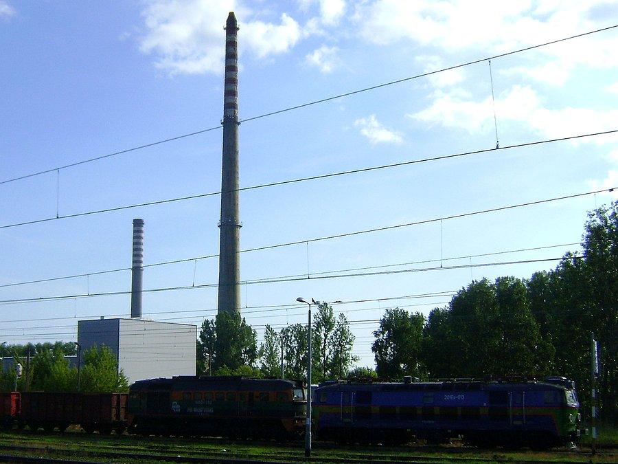 201Eo-013+M62-1793 ze składem PM-T odpoczywają na stacji Tomaszów Mazowiecki