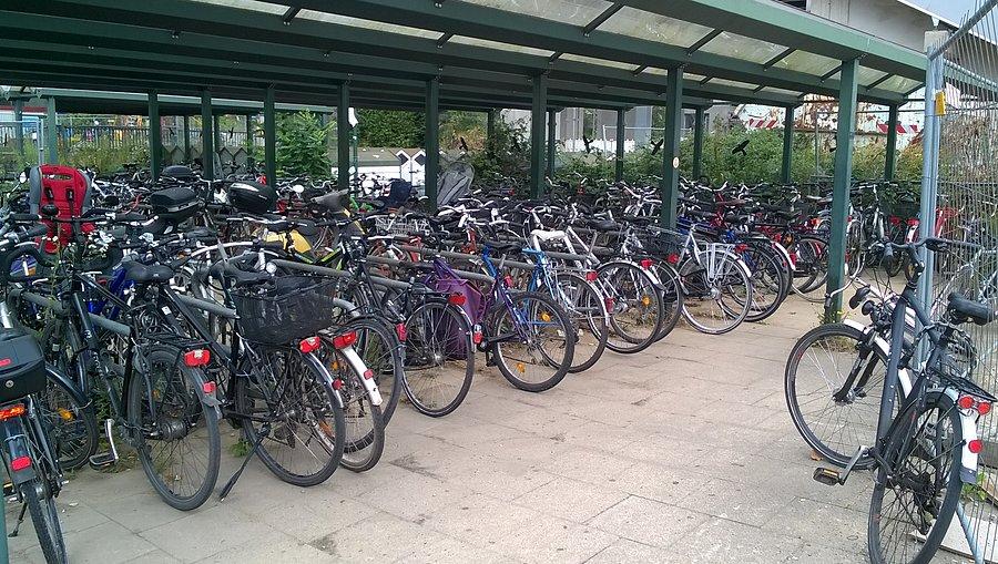 Parking rowerowy przed dworcem