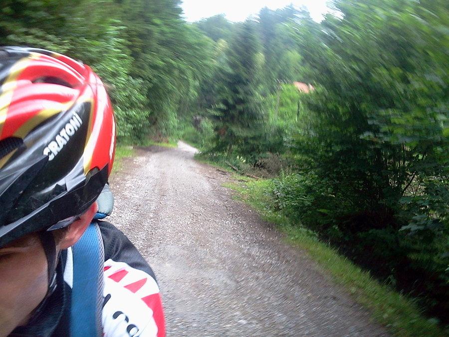 Początek szutrowego podjazdu z Lesznej Górnej