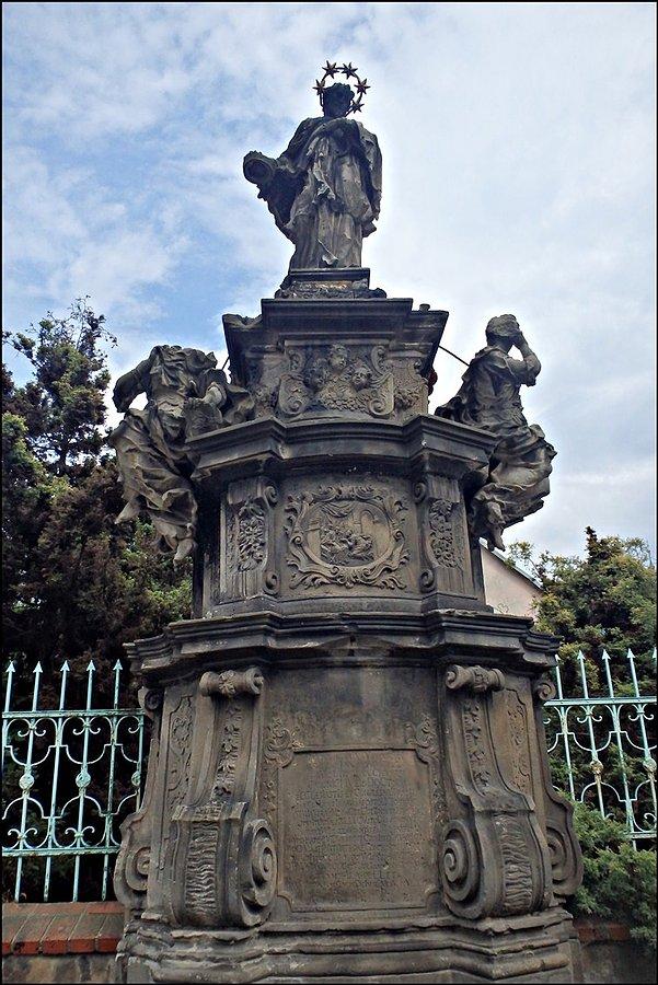 Cały pomnik z figurą św. Jana Nepomucena w Henrykowie