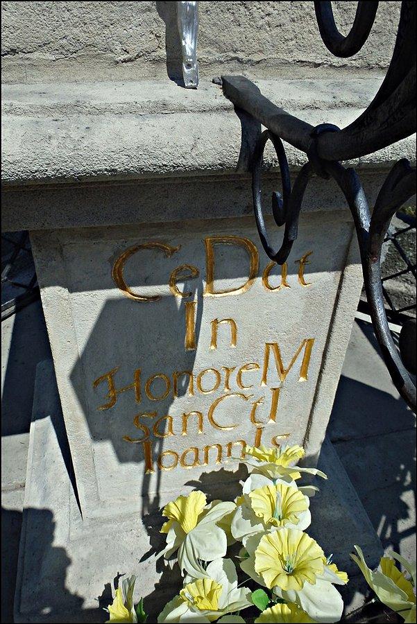 Chronostych na pomniku św. Jana Nepomucena w Bystrzycy Kłodzkiej