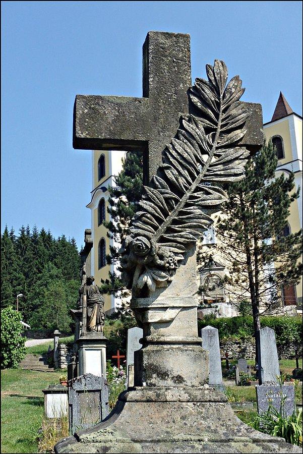 Nagrobek w Neratov