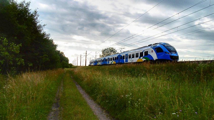 Ruch kolejowy na tej trasie dość spory, co chwilę mijał mnie jakiś skład