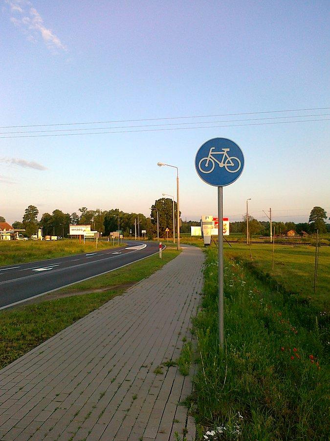 Ddr na chodniku. Fakt, że droga w tym miejscu jest wąska i ruchliwa