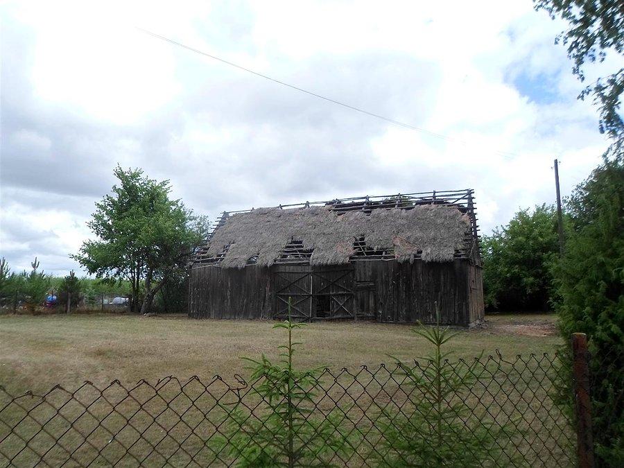 Stodoła kryta strzechą. Pokrzywnica