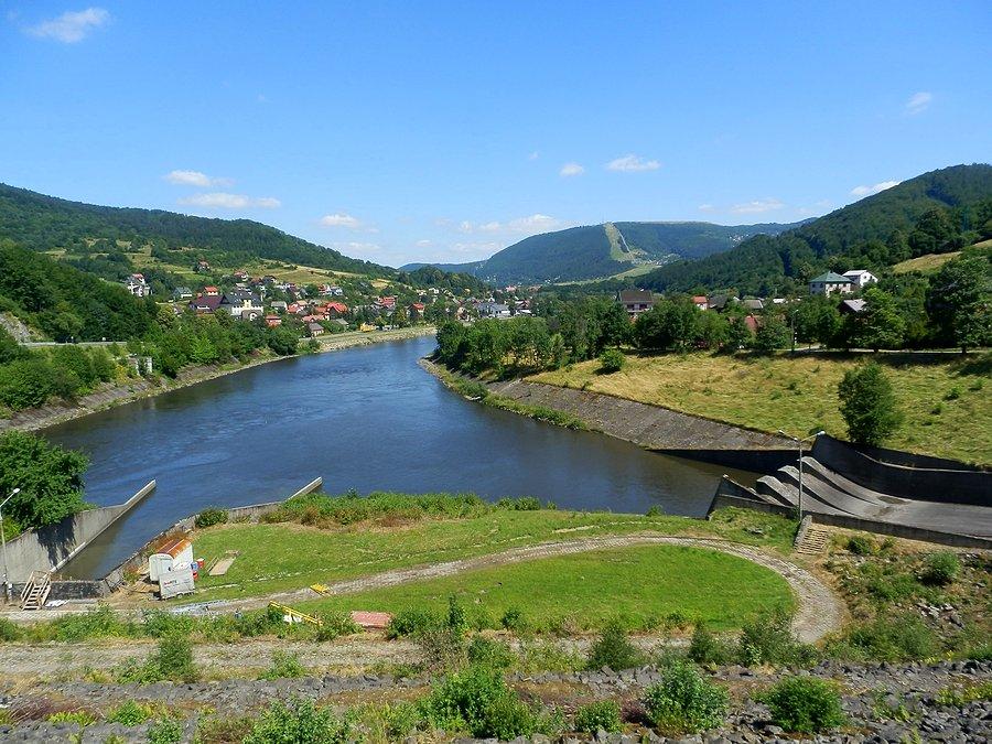 Widok z zapory na Jeziorze Żywieckim w Tresnej I