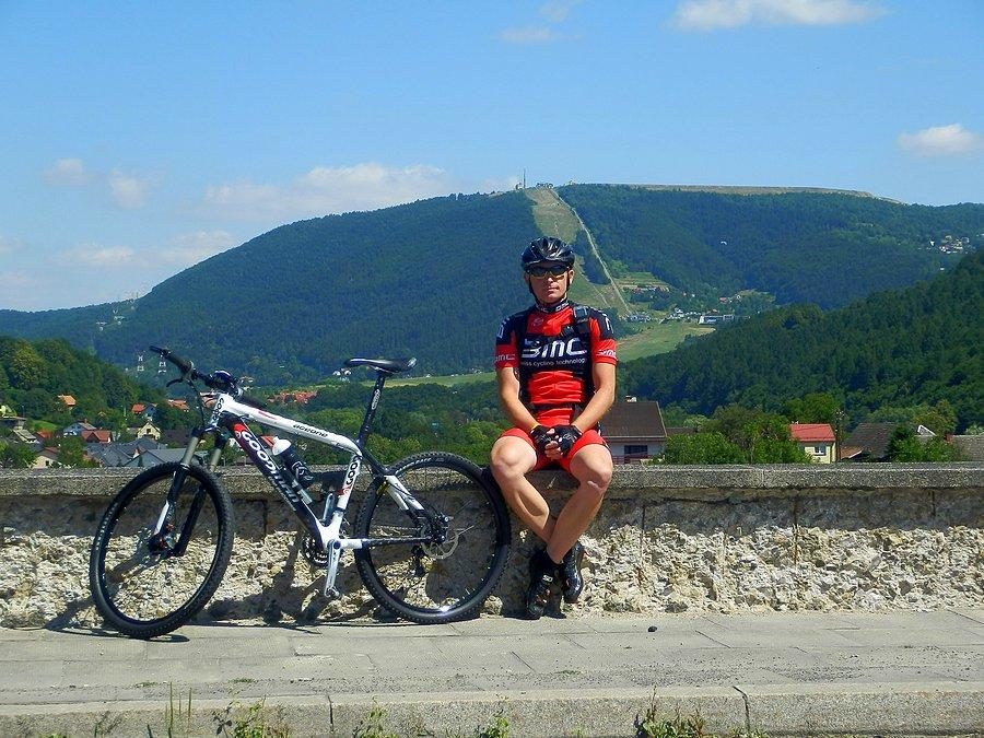 Widok z zapory na Jeziorze Żywieckim w Tresnej. W tle Żar