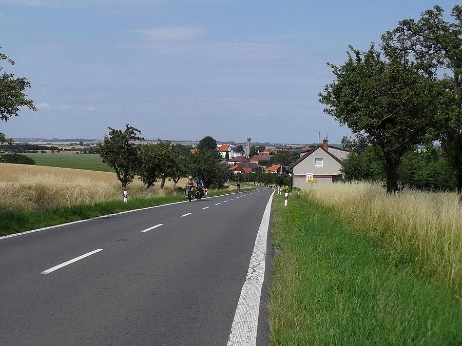 Zjazd do Rohova. Sakwiarze na podjeździe