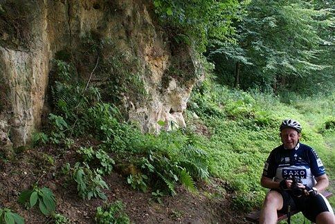 Dla strudzonych turystów, obok źródła postawili dwie ławki