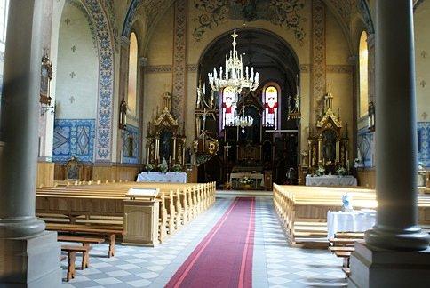 Kościół ma kształt krzyża, głowicą zwróconą ku wschodowi