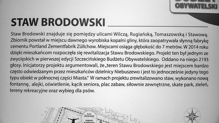 Nowo postawiona tablica przy wejściach na teren parku