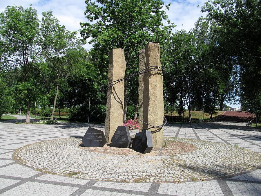 Łowicz - pomnik poświęcony Polakom, Żydom i jeńcom sowieckim ofiarom hitlerowskiego terroru więzionych w latach 1940-45 wniemieckich obozach pracy przymusowej w pobliskich Małszycach i Kapitule