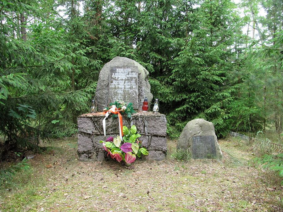 Okolice Leśniczówki Polesie w lesie Stanisławowskim pomnik dla poległych w walce z hitlerowskim okupantem