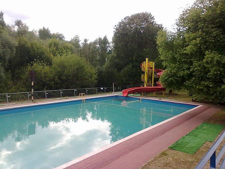 Woda niebieska niczym lazur Adriatyku. Cicho i pusto