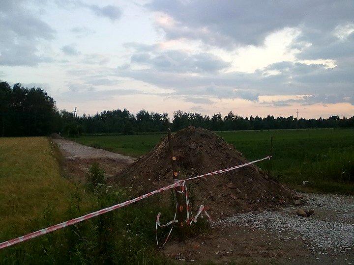 Spór o miedzę czasami smieszy czasami przyprawia o ból głowy. Tutaj włąściciel bezceremonialnie zdjął na ok 20 metrach warstwe żwiru i kamieni zagradzając kupa wjazd a wykopanym dołem czyniąc objazd wysoce kłopotliwym. Tak wygląda dochodze