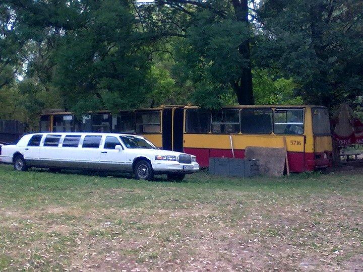 Biały lincoln i zółto- czerwony Ikarus 280 o numerze bocznym 5716