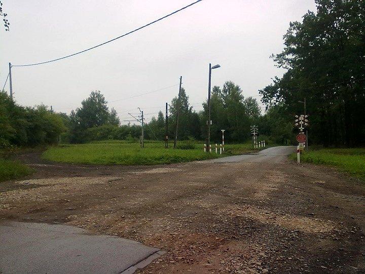 Mokry poranek- przejazd kolejowy z Jesówki do Żabieńca
