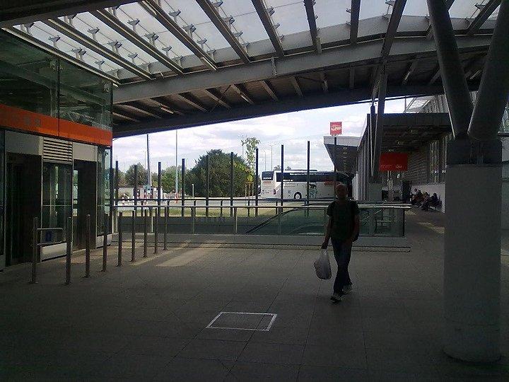 Węzel przesiadkowy na lotnisku Chopina- odjazdy autobusów i zejścei na peron SKM i KM