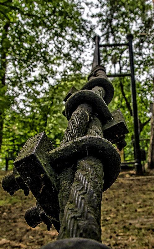 Potężne liny podtrzymujące konstrukcję mostka
